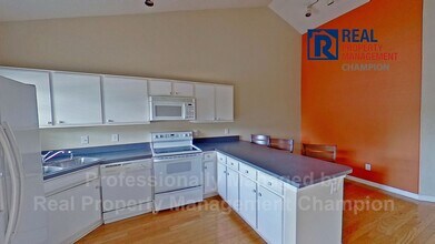 Building Photo - 3923 Spicetree Dr
