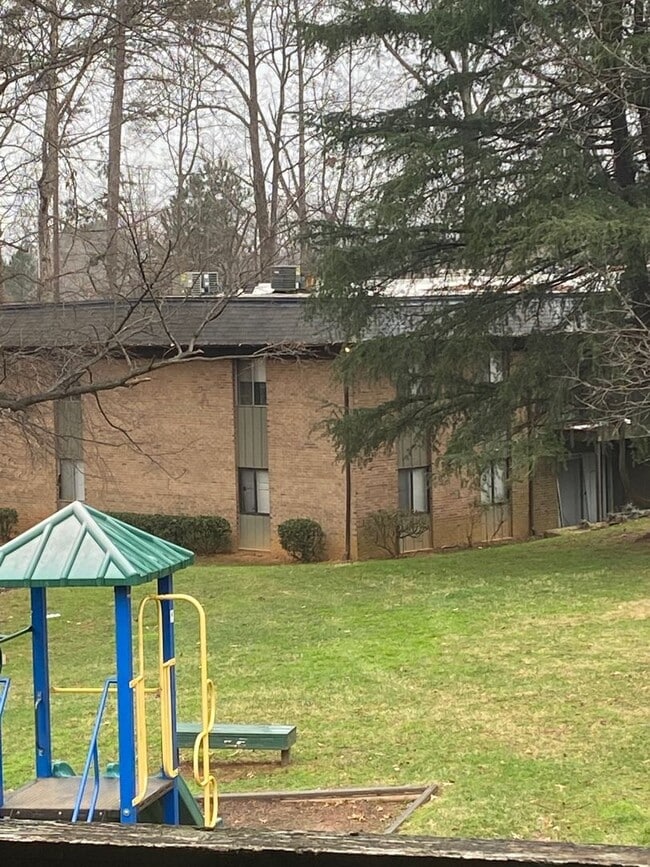 Building Photo - Spacious One Bedroom Available.  Close to University and Downtown Area.