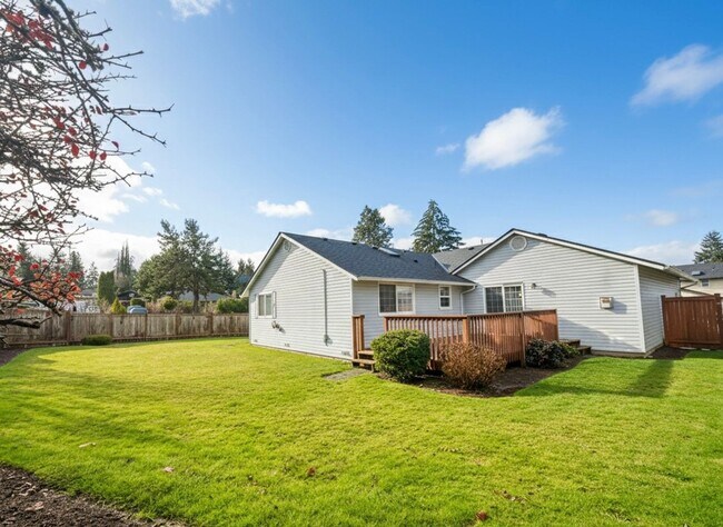 Foto del edificio - Sunny Rambler on Corner Lot with Large Fenced Yard & Deck