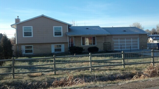 1950 sq ft tri-level house with 2 car oversized garage - 13022 W 75th Pl