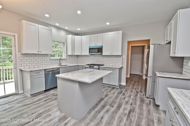 Building Photo - 557 Marco Way