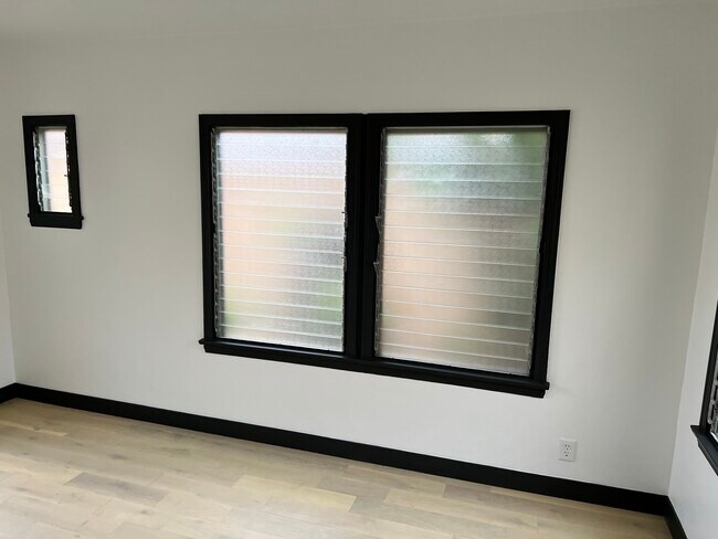 Sun room - 437 N Orange Dr