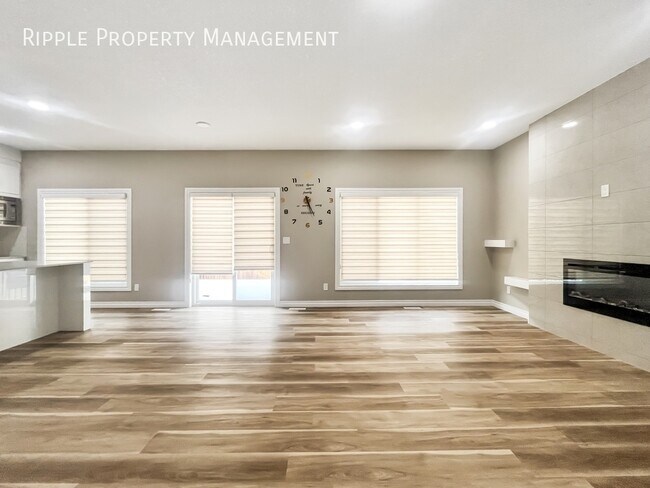 Photo du bâtiment - STUNNING 3-BED, 2.5-BATH UPPER UNIT IN KESWICK | MODERN LUXURY | FENCED BACKYARD