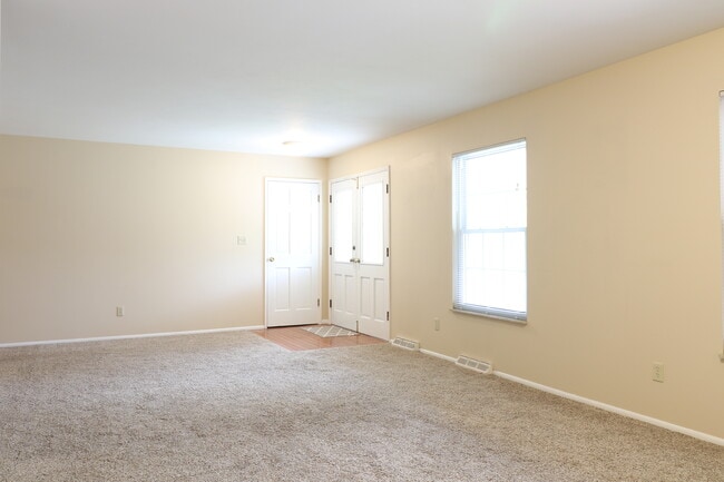 Building Photo - 235 Towercliffe Dr