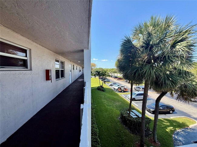 Foto del edificio - 1075 Riverside Dr