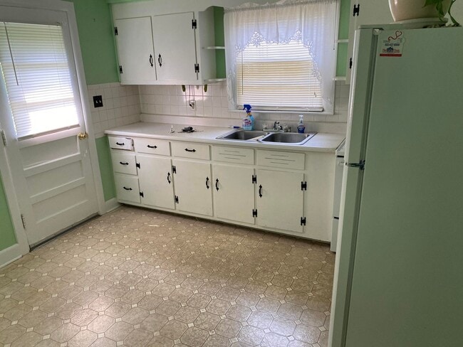 Building Photo - Cute Cottage Style Home For Rent