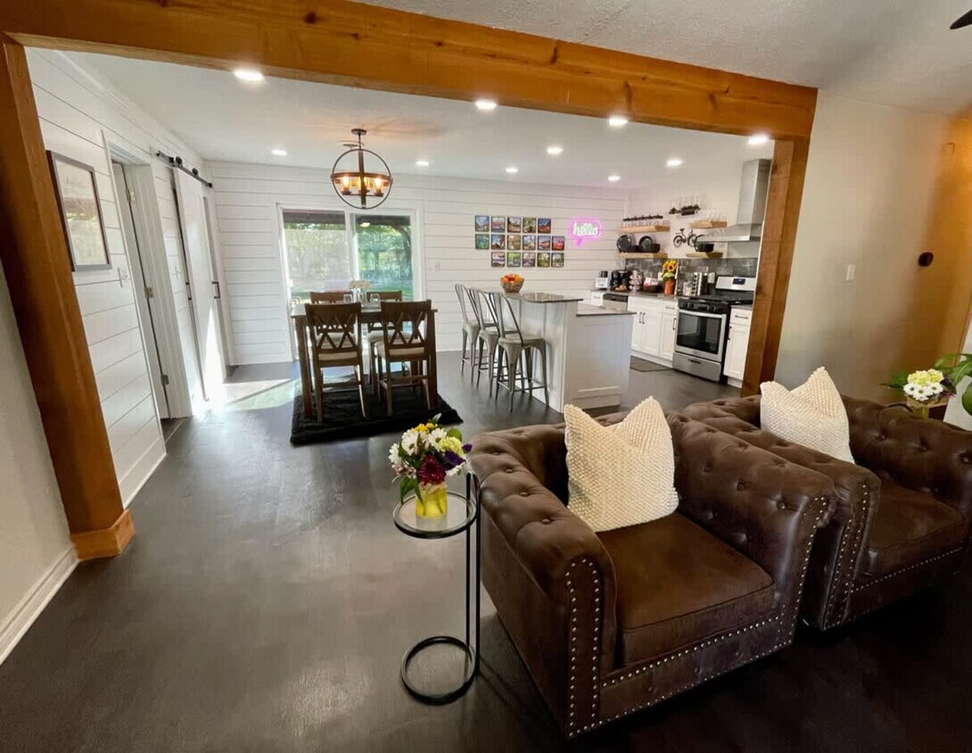 Primary Photo - 104 SE 12th St