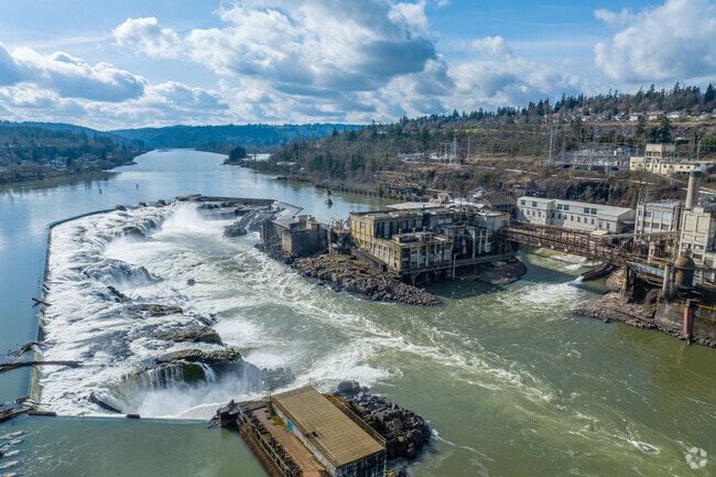 The powerful and beautiful Willamette Falls are close by.