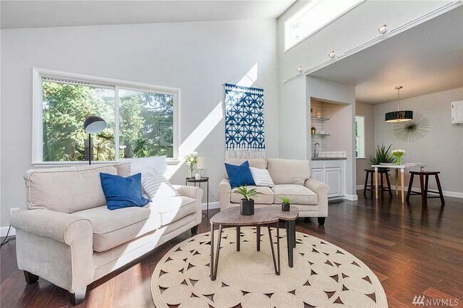 ¡Mucha luz solar natural! - 9800 Roosevelt Way NE