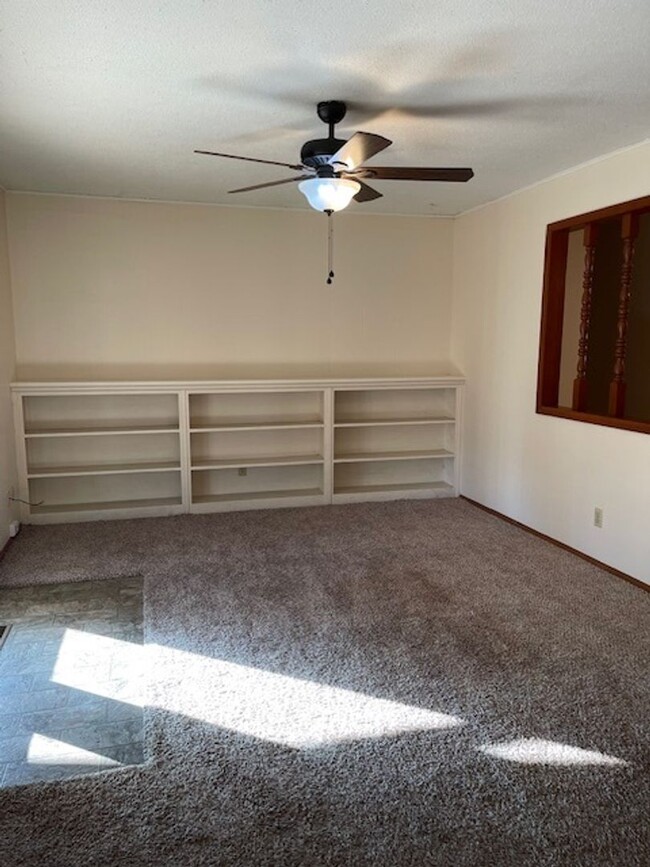 Building Photo - 3 Bed, 1.5 Bath, Great Location!