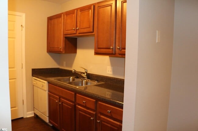 Building Photo - 114 Silver Brook Dr