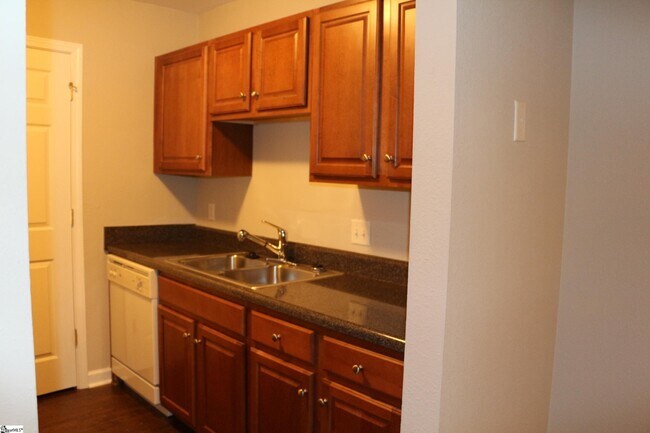 Foto del edificio - 114 Silver Brook Dr