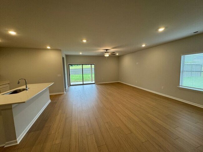 Foto del edificio - Clift Farm home WITH FENCED YARD