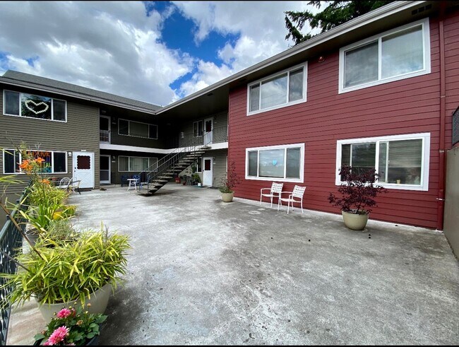 Building Photo - Spacious Montavilla 2 Bedroom Top Floor Un...