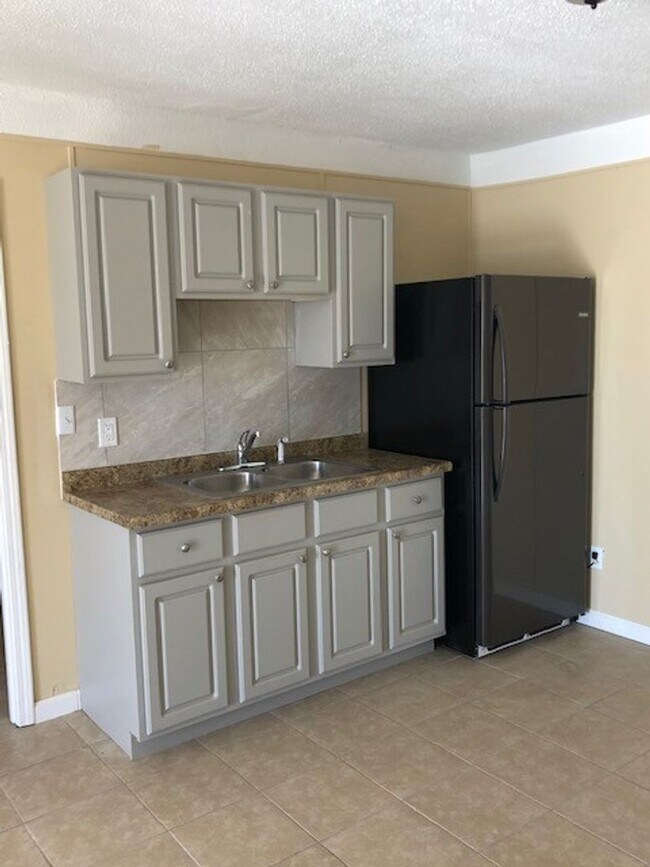 Foto del edificio - Recently Renovated 2 Bedroom 1 Bath Apartm...