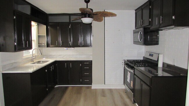 Foto del edificio - NEWLY REMODELED 3 BEDROOM 2 BATH