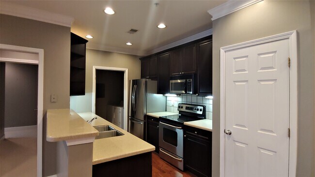 Building Photo - Move-In Ready! 2 Bedroom condo in Decatur