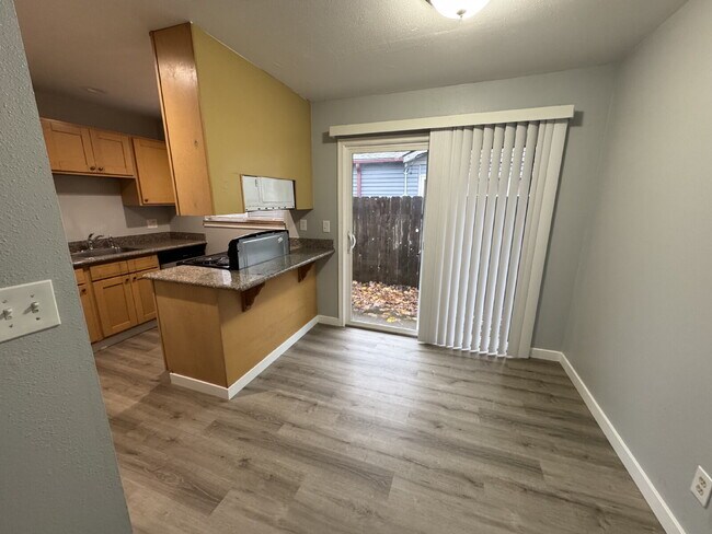 Foto del edificio - This 2 bed, 1 bath duplex unit offers convenient access to Berrydale and Harrison Parks and withi...