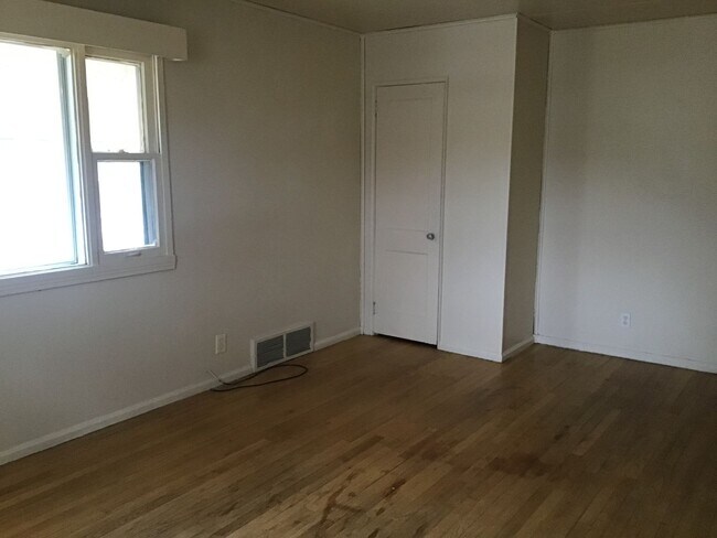 Building Photo - 3 bedroom single family home
