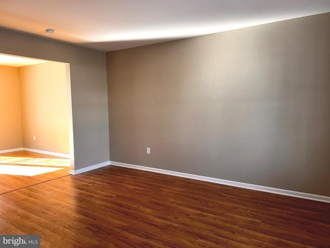 Building Photo - 242 Bainbridge Cir