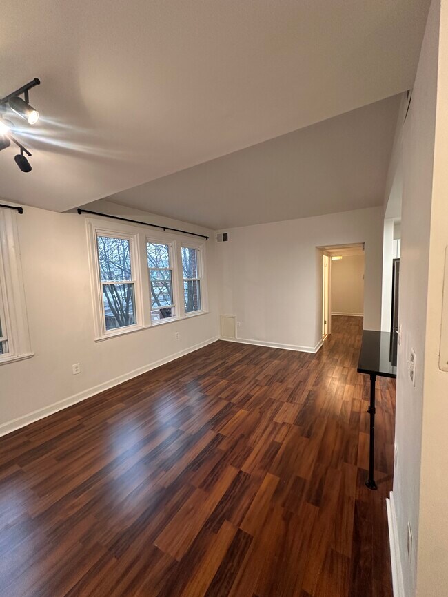 Sala de estar y comedor conjuntos (Vista 1) - 1615 Kenyon St NW