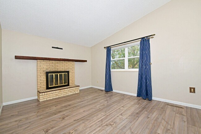 Building Photo - North Springs Ranch with 5 bedrooms 3 bath...