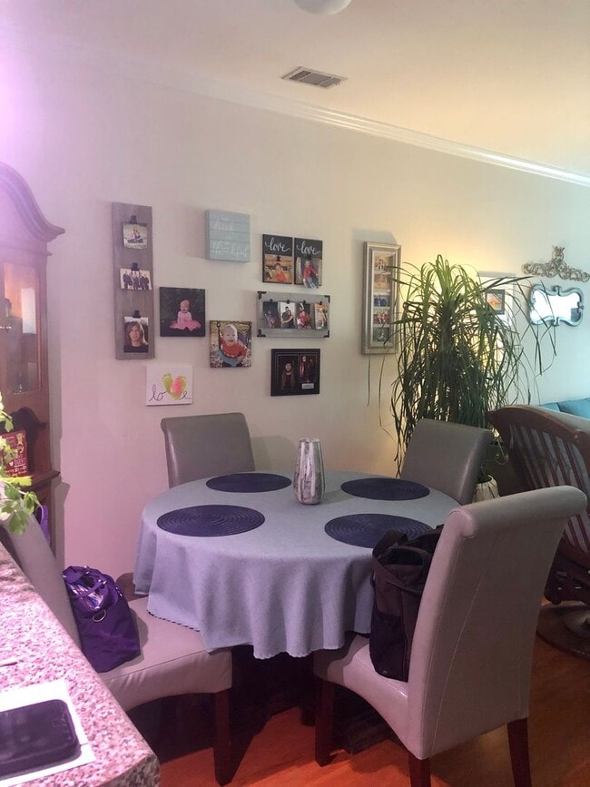 Foto del edificio - Whitehall Village condo with Flexible move-in