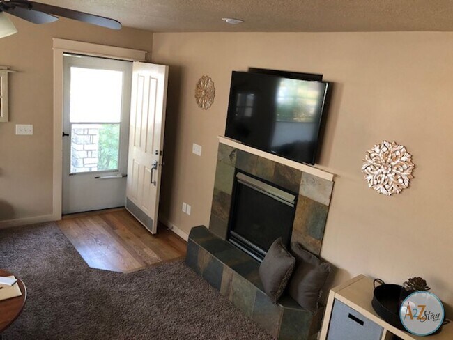 Building Photo - 3 Bed 2 1/2 Bath Gem Near BSU!