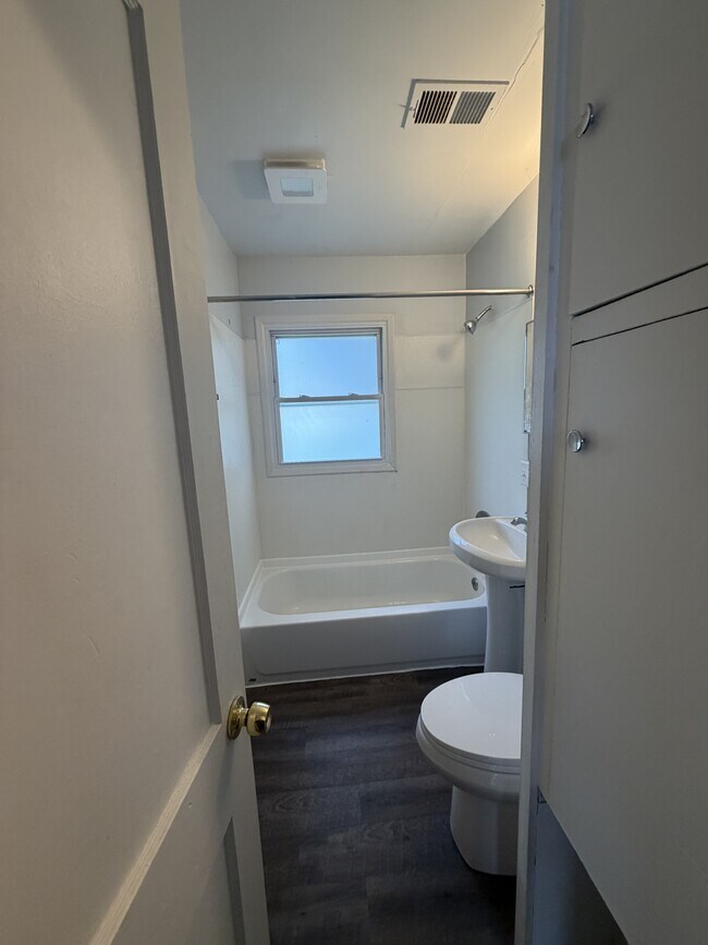 Foto del edificio - 820 Woodbine Ave