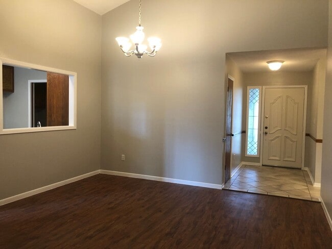 Building Photo - 109 Chama Dr