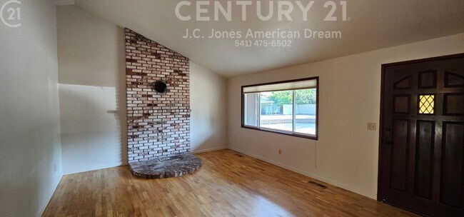 Foto del edificio - 3 Bed 2 Bath Home w/Attached Garage