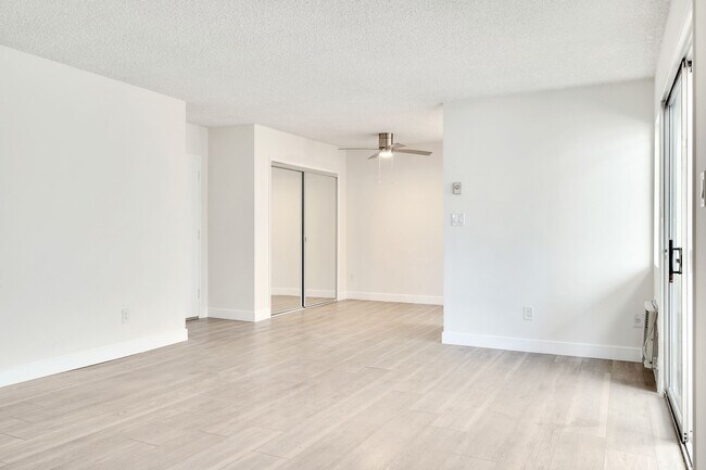 Amplia sala de estar - 1477 Canfield Ave. Apartments