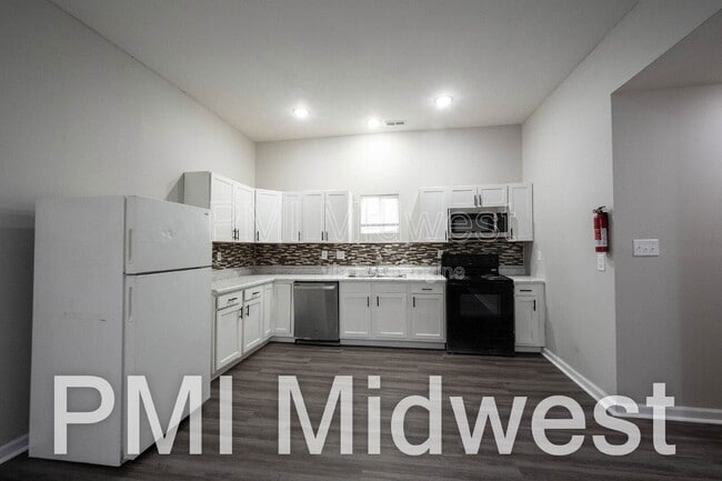 Building Photo - 925 N Sheffield Ave