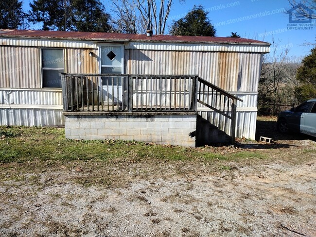 Building Photo - 211 Holly Berry Ln