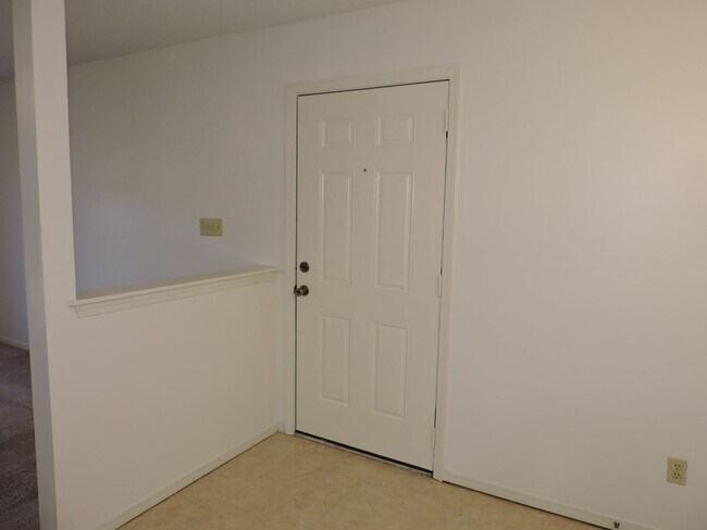 Foto del edificio - Convenient to schools, beaches, & shopping