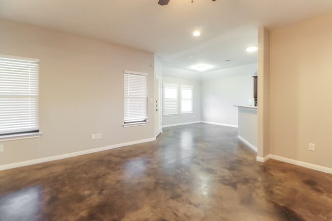 Building Photo - 701 Algerita Dr