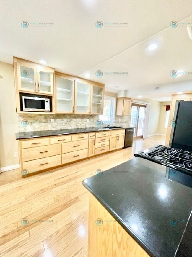 Foto del edificio - Beautiful- 4 Bedroom, 3 Bath, 3 Car Garage, NW Reno!