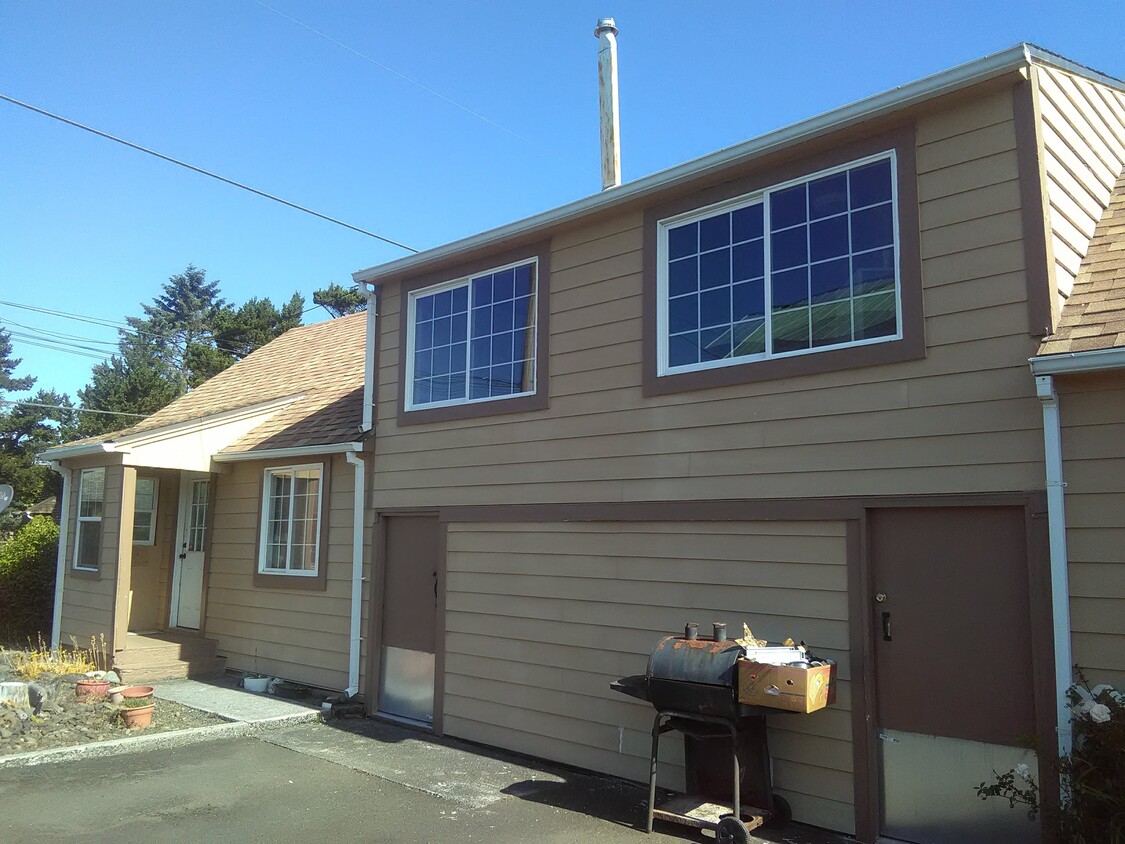 Living room windows, storage room below - 1189 S Downing St Unit 3