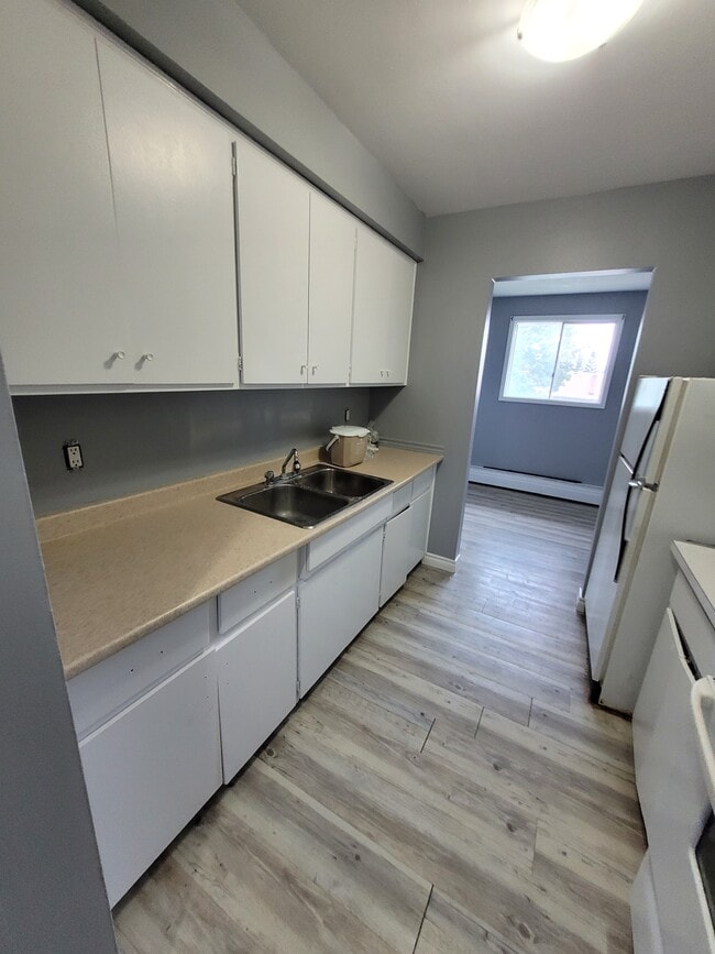 Building Photo - 595 Silverbirch Rd