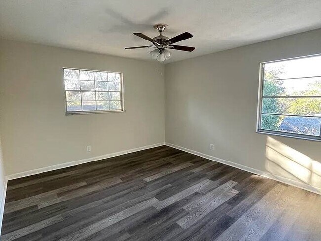 Foto del edificio - 201 Saturn Ln N