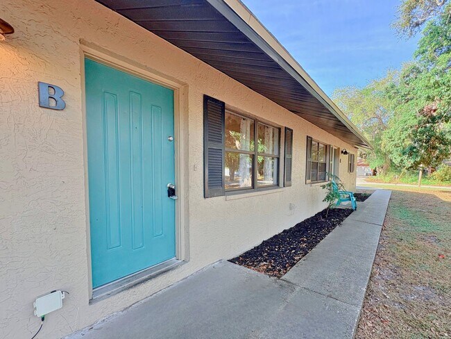 Building Photo - 427 6th Ave NE