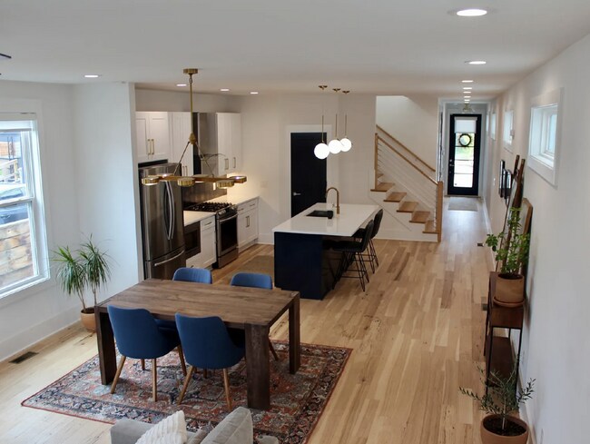 Foto del edificio - Modern Downtown Nashville 4 Bed, 3.5 Bath Home with Designer Finishes and Fully Fenced Backyard