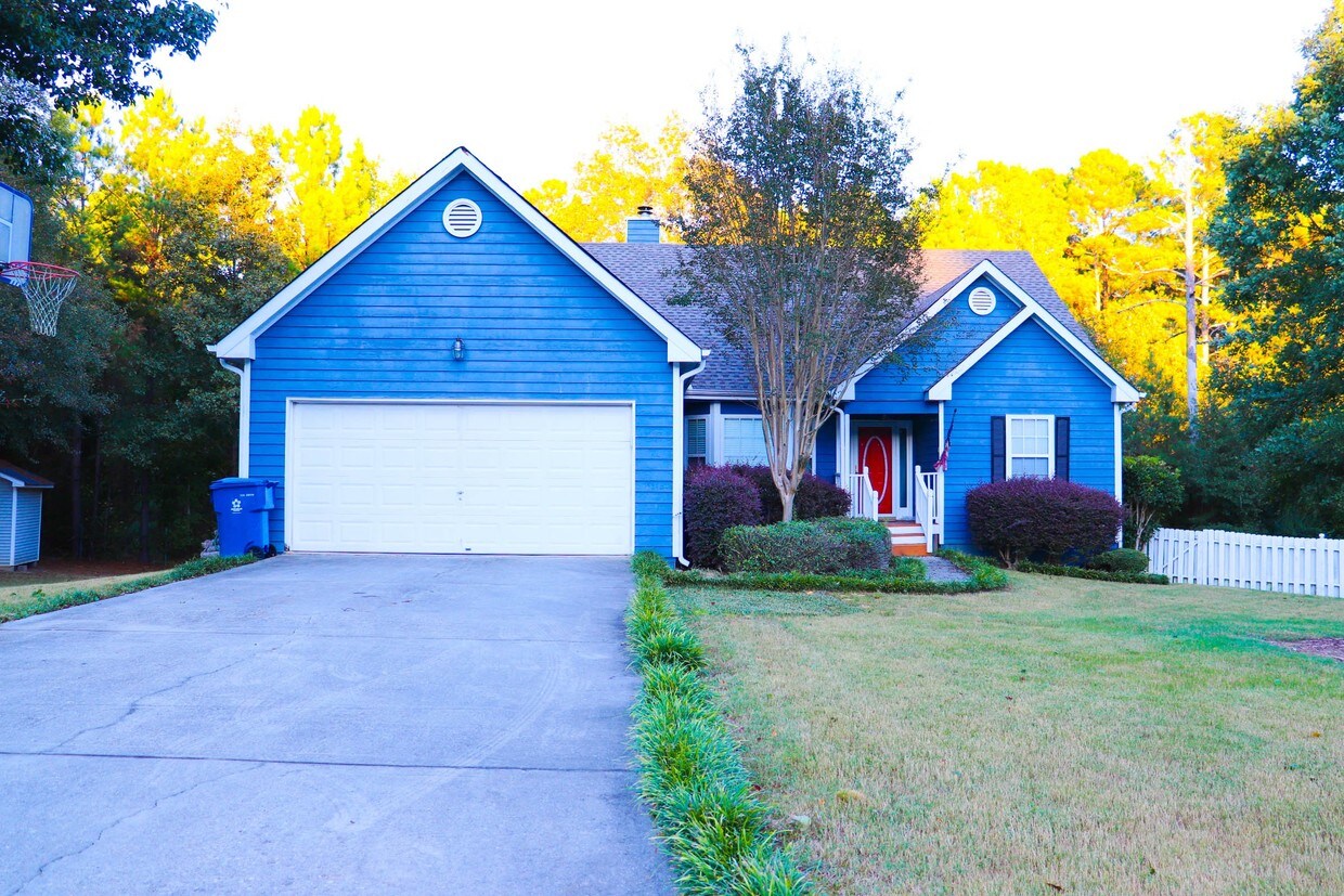 Primary Photo - Large 3 Bedroom Ranch Style home w/ Basement!