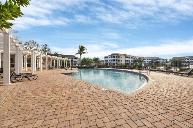 Foto del edificio - "Chic & Cozy Furnished 1-Bedroom Condo with Granite Charm and Poolside Relaxation in Bradenton!"