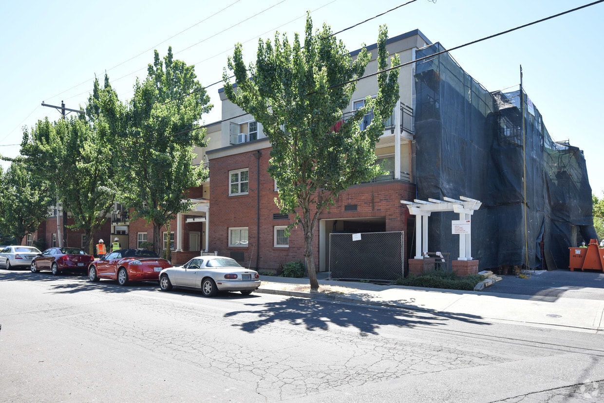 Building Photo - Lents 2000