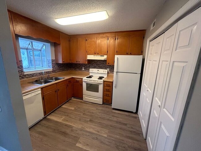 Building Photo - Two bed/Two and a Half Bath Townhome in We...