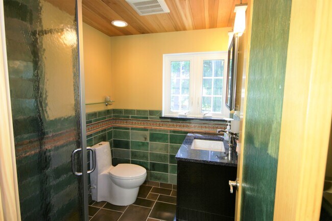 Baño con ducha de esquina y techo de cedro. - 69 S Shannon Ave