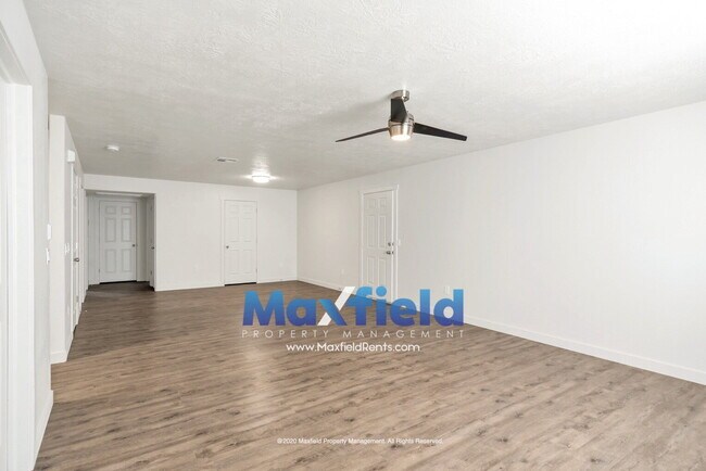 Foto del edificio - Pet Friendly Main Floor 3BD 2BA 2GA Unit Near Costco and High School