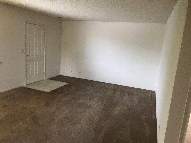 Living Room - 121 N Lincoln Ave