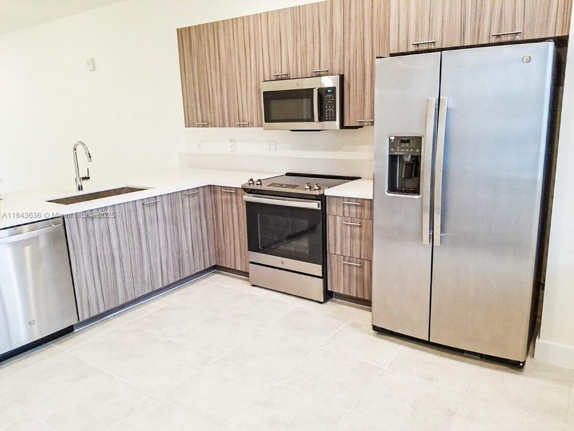Foto principal - 6425 NW 103rd Pl